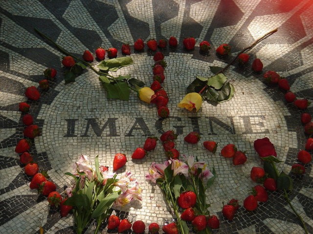 Strawberry Fields - pomnik ku pamięci Johna Lennona w Central Parku (Nowy Jork)