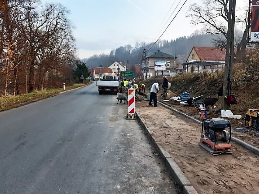 Gmina Walim: Remont chodnika w Jugowicach na ukończeniu