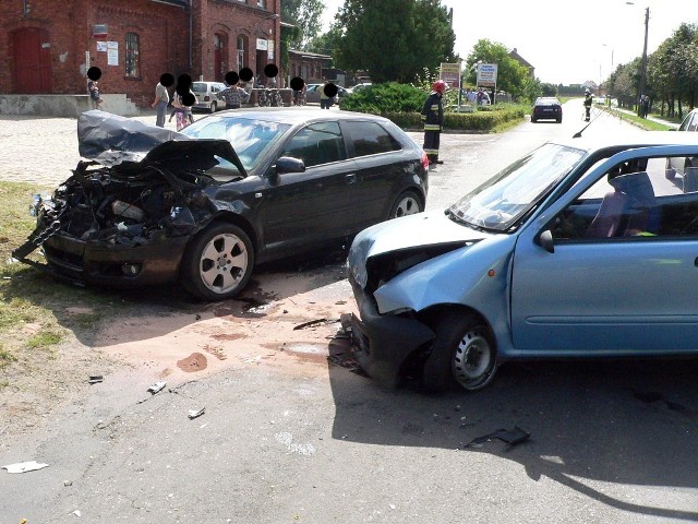 Ofiarą wypadku w Pawłowicach jest 80-letnia kobieta - pasażerka fiata cinquecento.