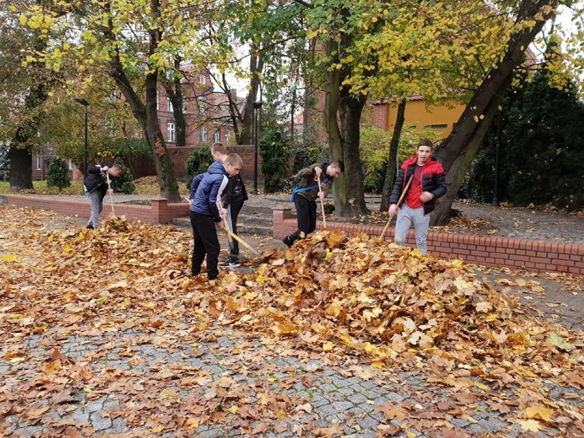 Malbork. Wychowankowie MOW porządkują miejsca pamięci nie tylko w ramach akcji "Szkoła pamięta"