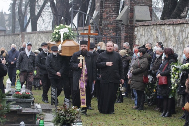 W ostatnim dniu 2020 roku pożegnaliśmy prof. Ariadnę Gierek-Łapińską. Spoczęła na cmentarzu przy ulicy Smutnej w Sosnowcu. 

Zobacz kolejne zdjęcia. Przesuwaj zdjęcia w prawo - naciśnij strzałkę lub przycisk NASTĘPNE