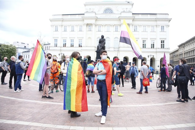 Aktywiści LGBT+ na ulicach Warszawy. Dziś Międzynarodowy Dzień Przeciw Homofobii, Transfobii i Bifobii