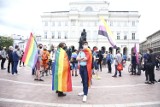 Międzynarodowy Dzień Przeciw Homofobii, Transfobii i Bifobii. Aktywiści LGBT+ na ulicach Warszawy. Akcję wspiera stołeczny Ratusz