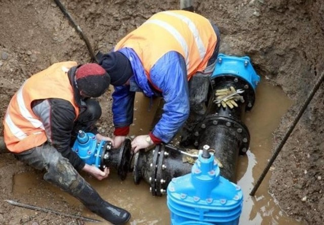 W tym tygodniu dziesiątki ulic we Wrocławiu pozostaną bez prądu i wody. Problematyczne będą zwłaszcza najbliższe dni (29, 30, 31 sierpnia), bo lista zawierająca adresy ulic bez wody i prądu jest naprawdę długa.

Przyczyny braku prądu i wody to zaplanowane remonty, awarie oraz usuwanie ich skutków. Mogą potrwać nawet do kilku godzin.

Zobaczcie, gdzie dokładnie nie będzie prądu i wody we Wrocławiu w najbliższych dniach na kolejnych zdjęciach. Po galerii możesz poruszać się za pomocą gestów, strzałek lub myszki