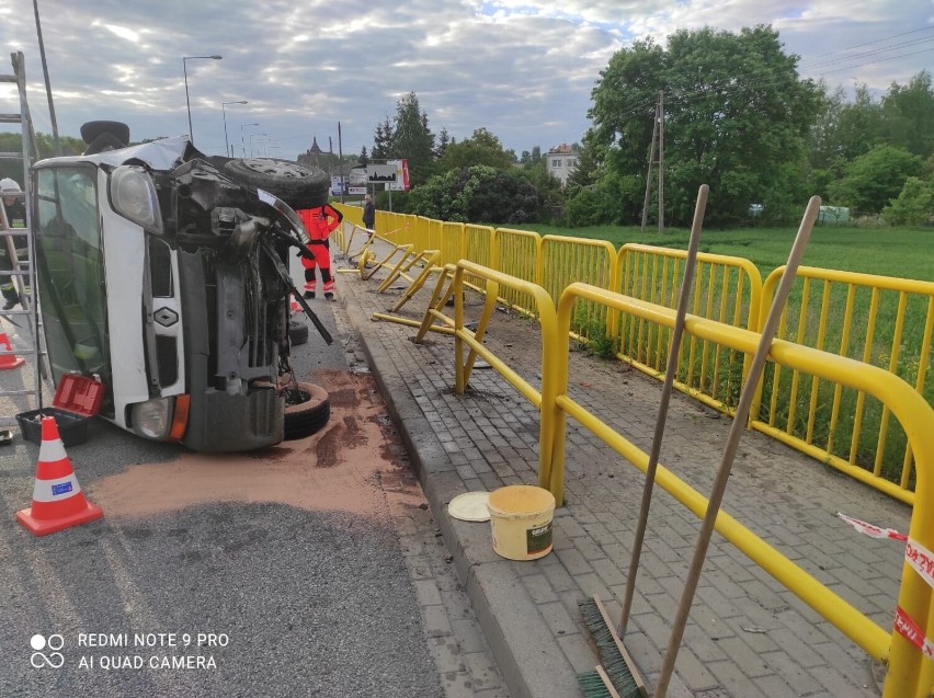 W Łasinie bus uderzył w barierki i przewrócił się na bok