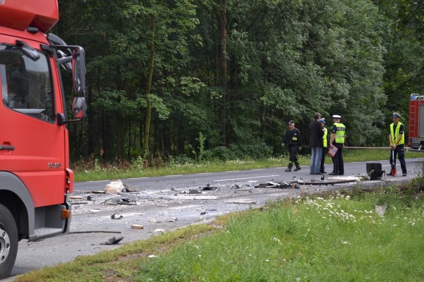 Powiat ostrowski: Śmiertelny wypadek pod Antoninem. Czołowo zderzyły się dwie ciężarówki [ZDJĘCIA]