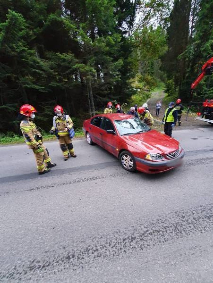 Krynica-Zdrój. Auto dachowało na ul. Pułaskiego i wpadło do potoku [ZDJĘCIA]