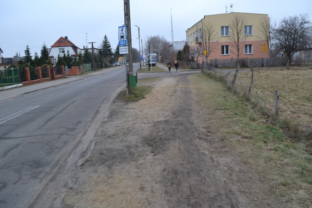 Chodnik zniknął z ulicy Pionierów