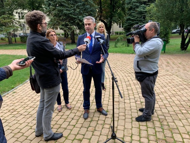 Poseł Krzysztof Gawkowski w trakcie konferencji prasowej w Inowrocławiu