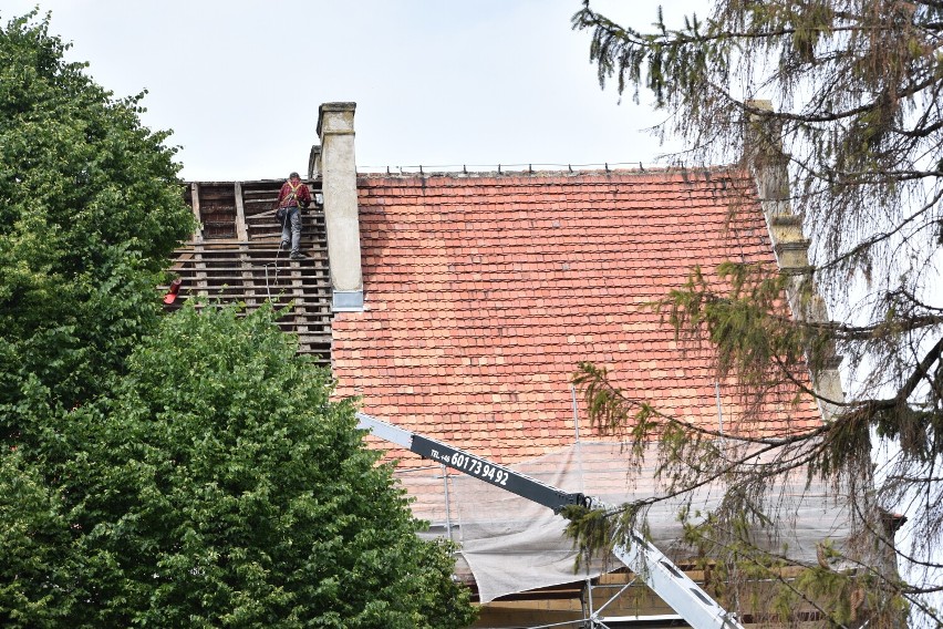 Ruszył remont dachu na oleśnickim zamku