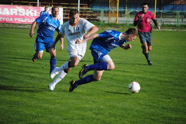 W minionej kolejce rozgrywek grupy II gdańskiej okręgówki Centrum Pelplin (na biało) przegrało 0:1 z Relaksem Ryjewo (niebieskie stroje)