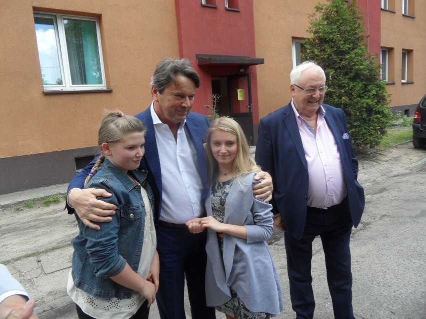 Dziewczynki w Myszkowa dostały mieszkanie od Zbigniewa Jakubasa, jednego z najbogatszych Polaków