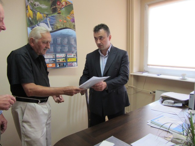 Wojciech Andryszczyk przekazuje pismo rzecznikowi konsumentów Włodzimierzowi Hibnerowi