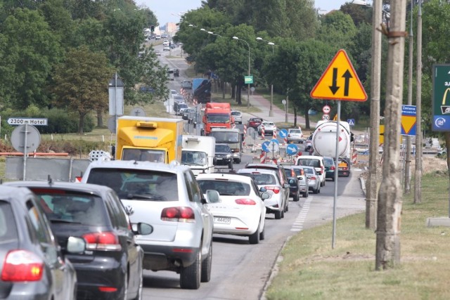 Na ulicy Tarnowskiej ruch przeniesiono na przebudowaną, wschodnią część skrzyżowania, na której zostało też wyznaczone rondo.