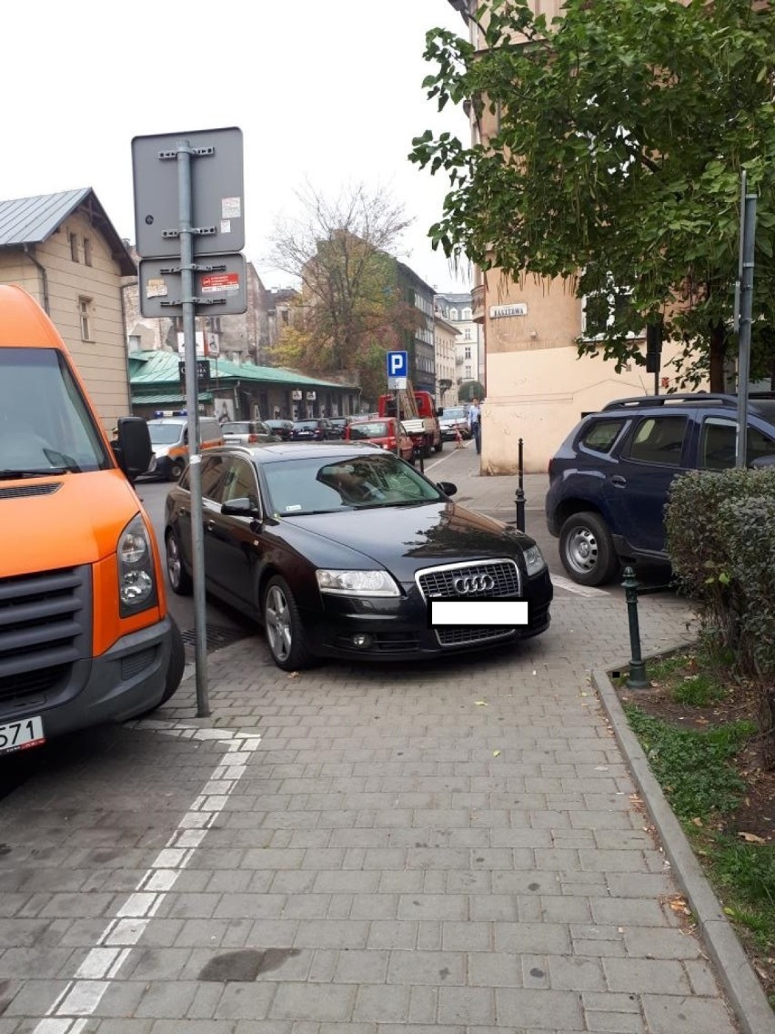 Kraków. Mistrzowie parkowania znów na ulicach [NOWE ZDJĘCIA]