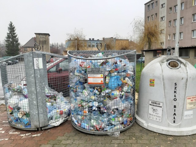 W styczniu, kiedy nie odbierano odpadów, śmieci wysypujące się z kontenerów były powszechnym obrazkiem w Oleśnie.