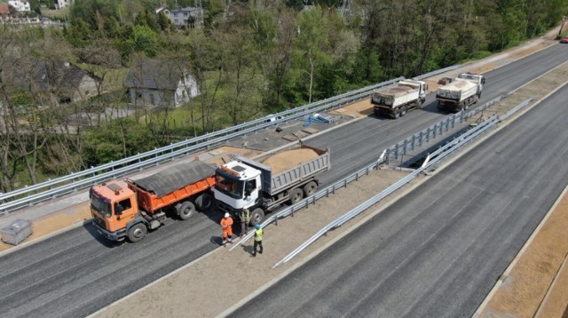 Przeprowadzenie testów obciążeniowych nowego wiaduktu wiązało się między innymi z bezpieczeństwem.