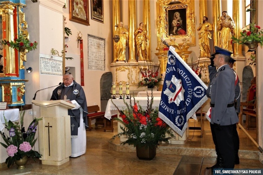 Święto Policji w Busku-Zdroju. Awanse na wyższe stopnie. Zobacz zdjęcia