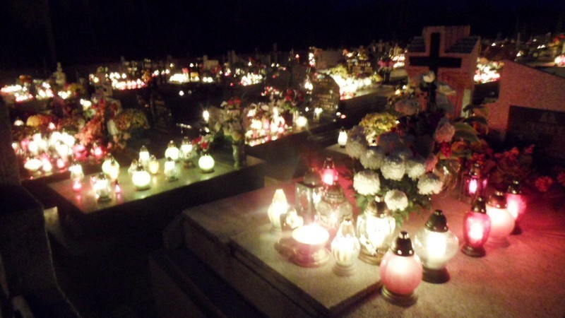 Cmentarz w Pradłach nocą
