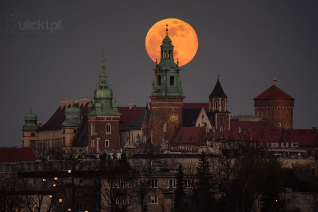 "Dzisiejszy wschód księżyca nad Wieżą Zegarową na Wawelu 