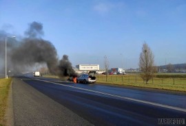Volkswagen zapalił się w czasie jazdy. Ogień ugasili strażacy z Krapkowic |  Krapkowice Nasze Miasto