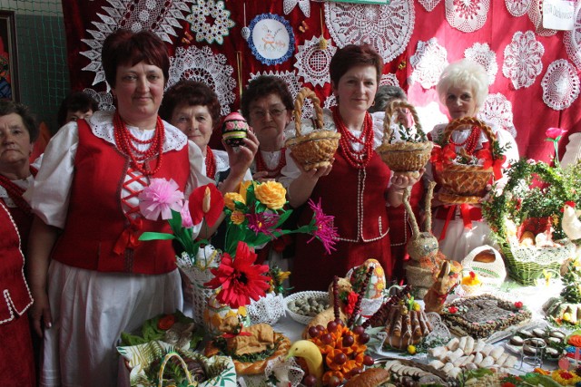 Panie z gminy Krzepice chętnie częstowały gości swoimi świątecznymi wyrobami