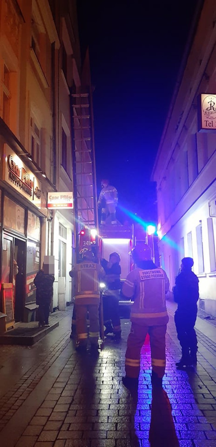 W sobotę, 14 grudnia, wieczorem strażacy wchodzili przez...