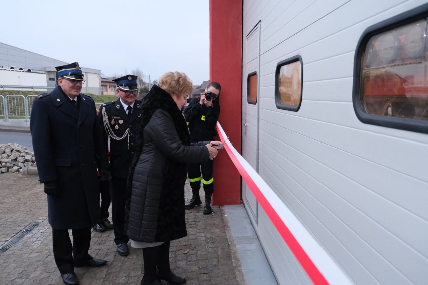 Strażacy z Biertułtów mają nowy samochód i garaż