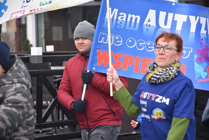 Gniezno. Dzień Autyzmu: niebieski pochód przeszedł ulicami Gniezna. „Nie oceniam, wspieram!” [FOTO]