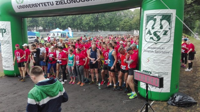 Mimo deszczu w II Biegu dla Transplantacji w ramach Festiwalu Nauki wystartowało blisko 400 osób. Trasa nie była łatwa, ale idea szlachetna. Pierwszy na metę przybył Jacek Stadnik.