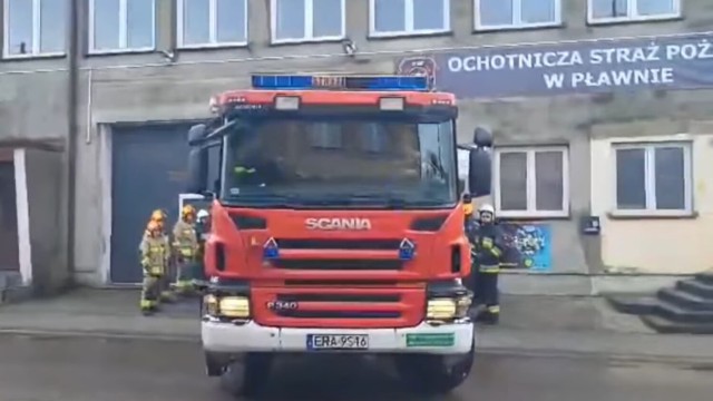OSP w Pławnie ma ciężki samochód ratowniczo-gaśniczy. Auto przekazała KP PSP w Radomsku