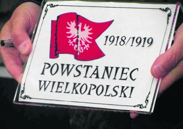 Takie tabliczki pojawiły się na grobach Powstańców w Gnieźnie