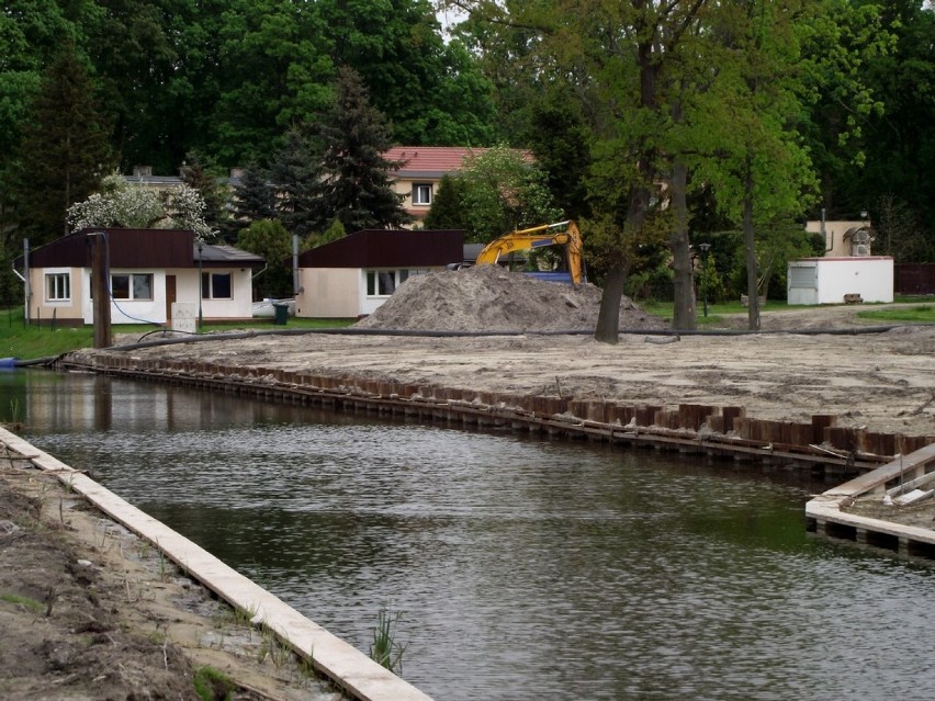 Zbąszyń, marina, most zwodzony i Wieża Bramna. Fotogaleria z dalszych prac przy moście