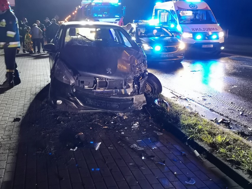 Wypadek dwóch samochodów na ul. Paderewskiego w Grudziądzu. Dwie osoby trafiły do szpitala