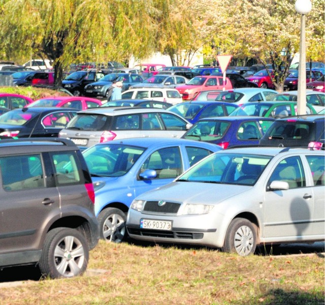 Auto przy aucie - tak wygląda  przyszpitalny parking