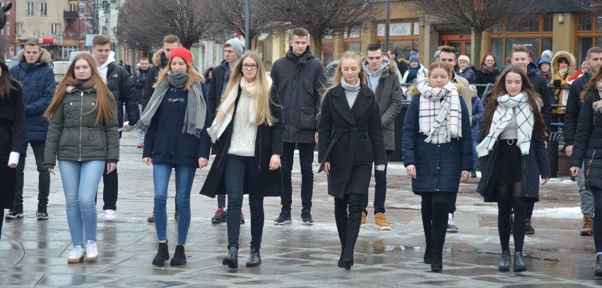 Malbork. Polonez maturzystów na placu Jagiellończyka [ZDJĘCIA]. Tańczyli uczniowie dwóch szkół