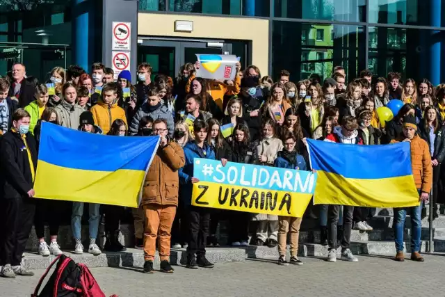 We wtorek (1 marca) społeczność szkolna V LO w Bydgoszczy zorganizowała przed szkołą happening w geście solidarności z Ukrainą.