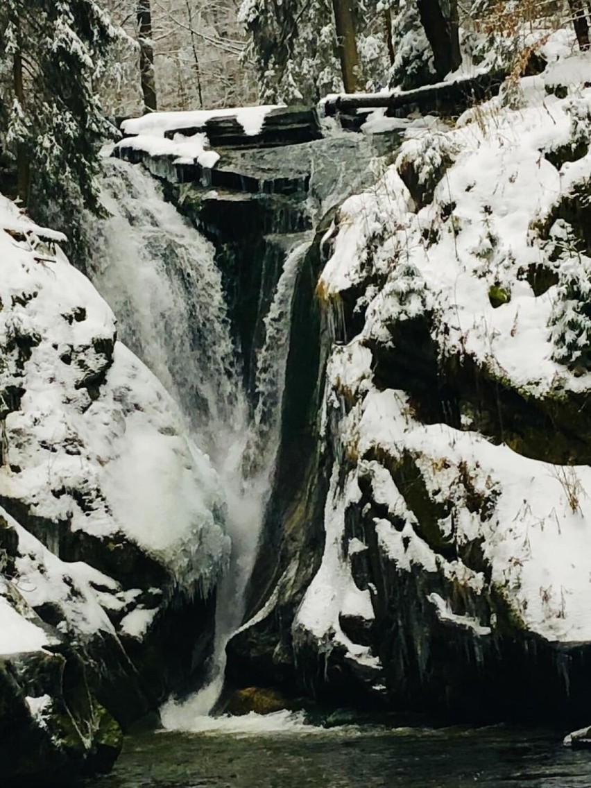 Zamarznięty wodospad Szklarki można podziwiać bez końca.