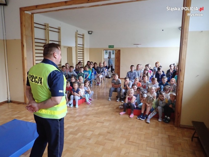 Myszków: Bezpieczna droga do szkoły. Policjanci spotkali się z uczniami w Jaworznie i Zawadzie