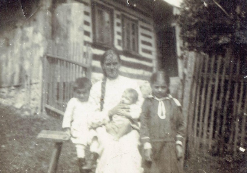 Odnalezione po latach zdjęcie rodziny Buchałów przed,...