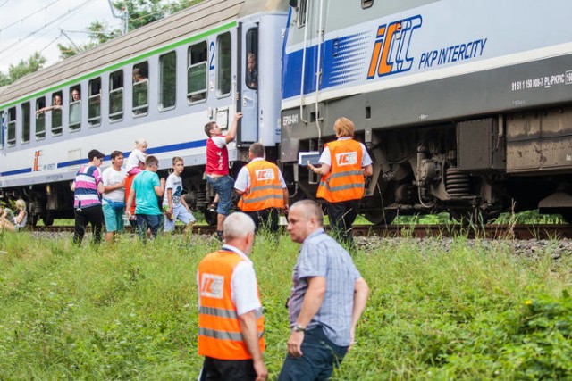 Tragedia w okolicach Trzcińca pod Bydgoszczą. Mężczyzna nie żyje. Ruch pociągów na trasie jest wstrzymany.