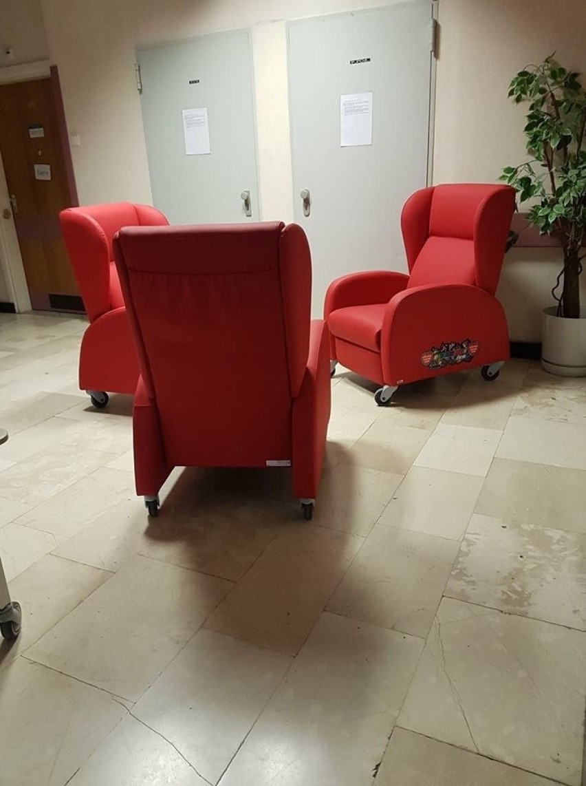 Katowice: Fotele od WOŚP dla rodziców w GCZD nie mieszczą się w salach. Wciąż trzeba płacić za łóżka polowe [ZDJĘCIA] 