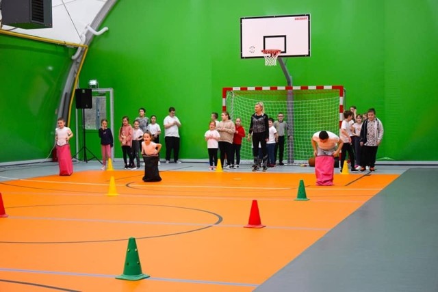 W Trzebiszewie dzieci mogą już korzystać z nowej hali sportowej.