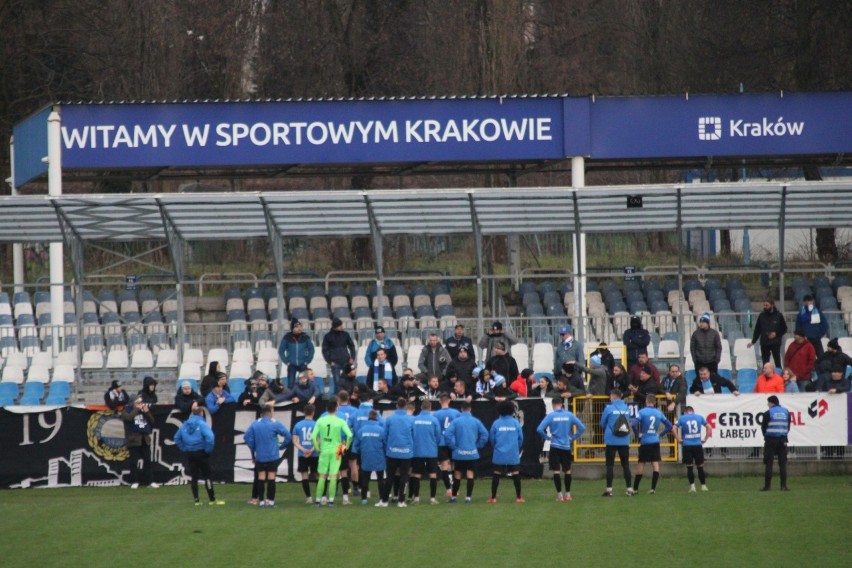 Po meczu. Piłkarze i kibice Hutnika