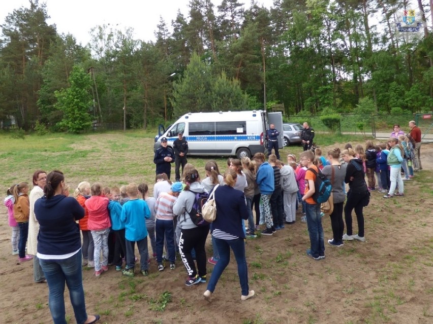Dzieci z Leśnic oglądały pokaz tresury policyjnego psa