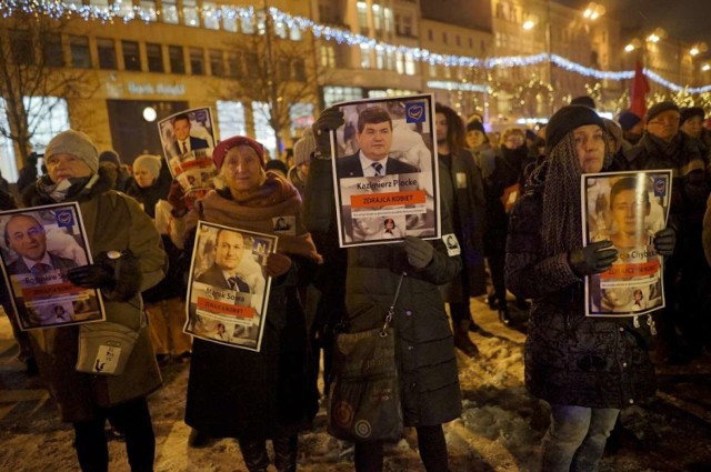 Podczas demonstracji Ogólnopolskiego Strajku Kobiet wskazywano posłów opozycji, którzy nie poparli dalszych prac nad projektem liberalizującym przepisy antyaborcyjne.