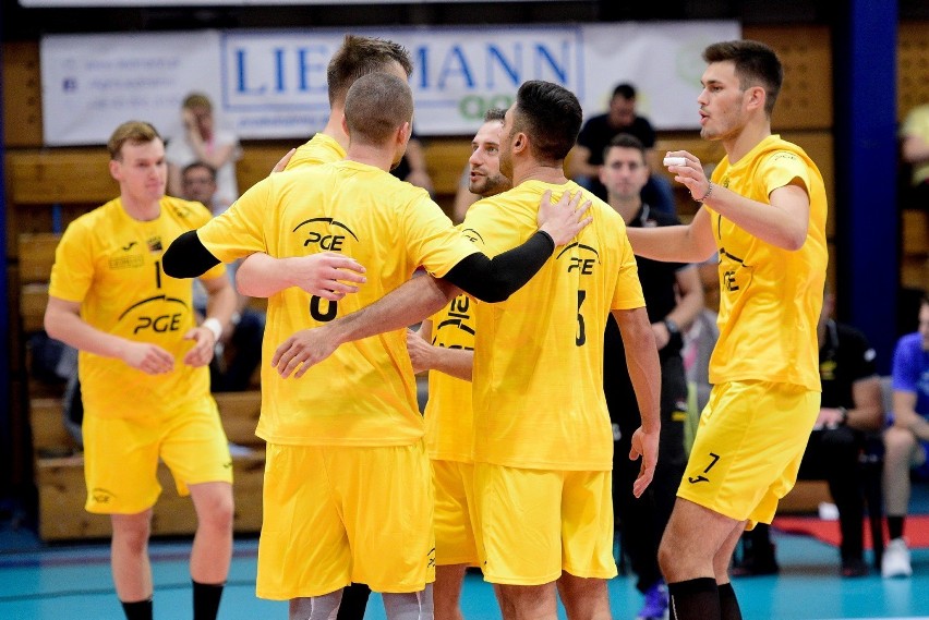 PGE Skra Bełchatów wygrała z Treflem Gdańsk i awansowała do finału charytatywnego turnieju w Kępnie