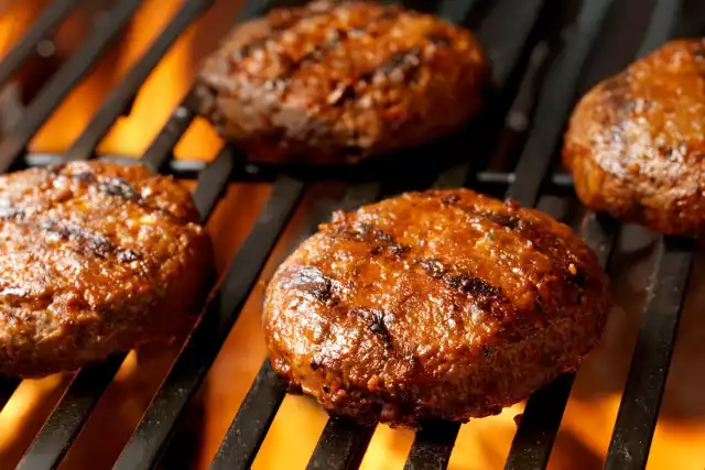 Domowe burgery wołowe świetnie smakują przygotowane na rozgrzanym ruszcie. Wtedy zyskują charakterystyczne brązowe pręgi.