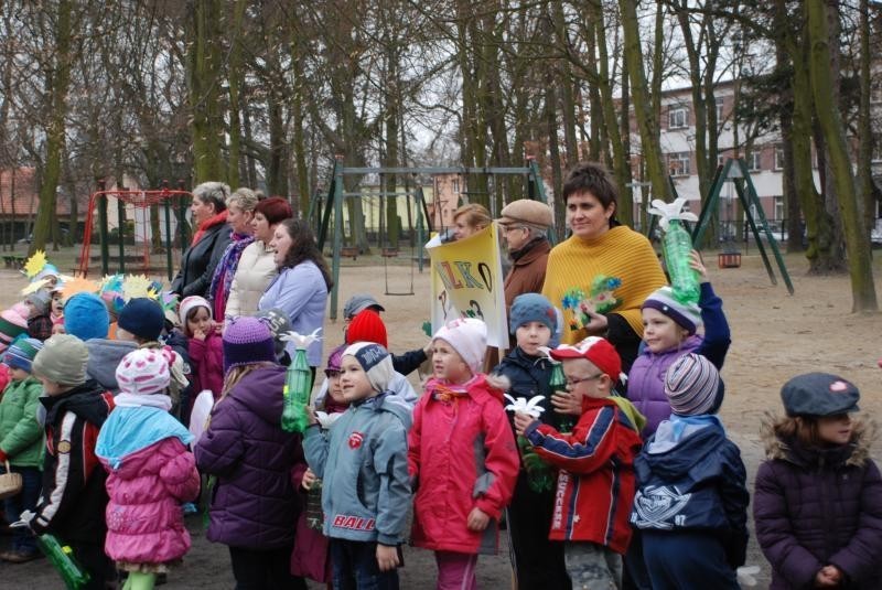 Przedszkolaki dostały pelargonie do posadzenia