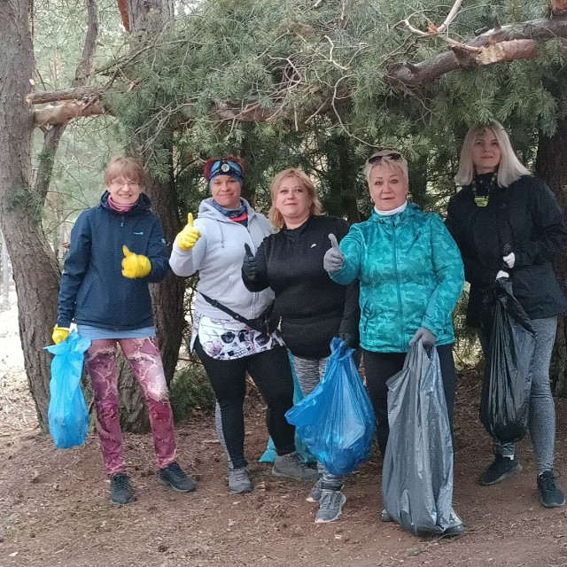 Członkowie Bolące Piszczele Bełchatów grupa Nordic Walking sprzątaniem lasu uczcili Dzień Ziemi